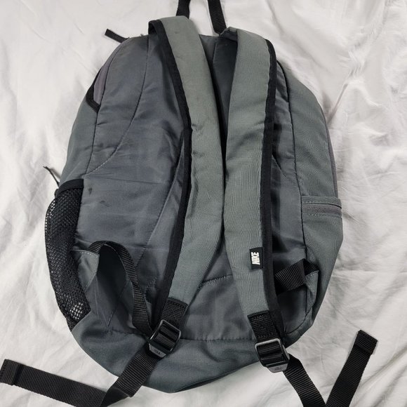 Nike Gray Backpack Lightweight Casual Outdoors School Collage Travel - Picture 2 of 12